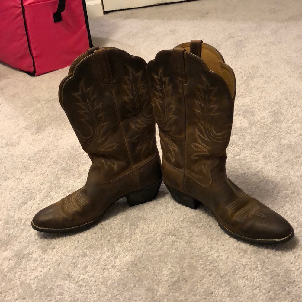 Women’s brown ariat cowgirl boots